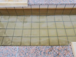 JR石巻線 女川駅 足湯 ナトリウム・塩化物泉でやや茶色い色をしています