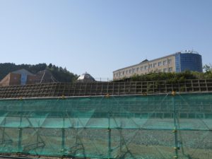 女川町内 はるか高台に見える建物 病院でしょうか