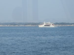 松島湾にて 別の観光船が走ってきました
