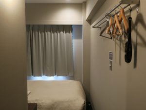 ホテル クラウンヒルズ 仙台青葉通り シングルルーム 玄関から窓方向を撮影