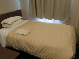ホテル クラウンヒルズ 仙台青葉通り シングルルーム ベッド セミダブルサイズです