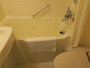 ホテル クラウンヒルズ 仙台青葉通り シングルルーム バスルーム 手前にトイレと洗面台、奥にバスタブという、珍しい造りです