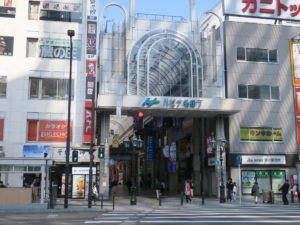 ハビナ名掛丁 駅前通り 仙台駅側の入り口 アーケード街はここから西方向に伸びます