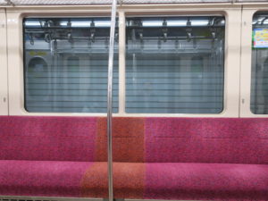 仙台地下鉄南北線 1000系 ポールが7人掛けシートの真ん中を通ります