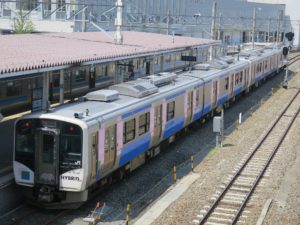 JR仙石線 HB-E210系 全体 パンタグラフがありません 石巻駅にて