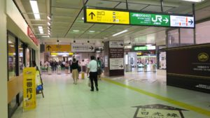 JR東北新幹線 宇都宮駅 正面が新幹線からの出口、右が在来線乗り換え口です