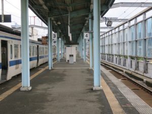 JR筑肥線 唐津駅 3番線・4番線 3番線は主に佐賀方面に行く列車が発着します 4番線は主に筑前前原・天神・博多・福岡空港方面に行く列車が発着します