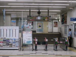 JR唐津線 唐津駅 改札口 SUGOCAなどのICカード対応の自動改札機が並びます