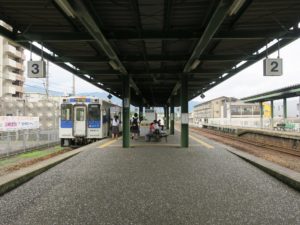 松浦鉄道 西九州線 伊万里駅 2番線・3番線 有田・たびら平戸口・佐々・佐世保方面に行く列車が発着します