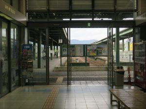 松浦鉄道 西九州線 伊万里駅 改札口はありません 運転手が切符や運賃を収集します