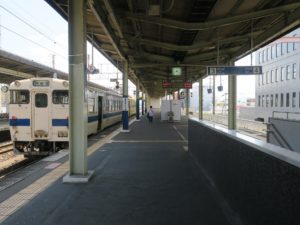 JR唐津線 佐賀駅 3番線・4番線 唐津線に乗り入れて唐津方面に行く列車は、ホームの端に止まります