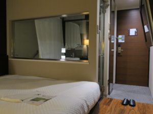 ホテルユニゾ福岡天神 ステュディオーロダブル 窓から玄関方向を撮影
