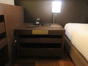 ホテルユニゾ福岡天神 ステュディオーロダブル ベッドサイドテーブル 電話とスイッチ類があります