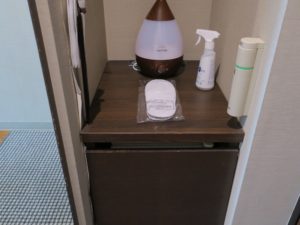 ホテルユニゾ福岡天神 ステュディオーロダブル 玄関わきの加湿器と冷蔵庫