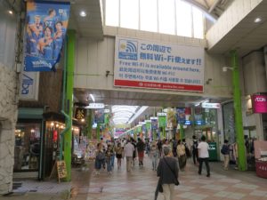 佐世保アーケード街 謎のように天井が低くなっているところを、松浦鉄道西九州線が通っています