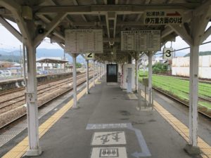 松浦鉄道西九州線 有田駅 2番線・3番線 2番線は主に肥前山口・佐賀・博多方面に行く列車が発着します 3番線は主に伊万里方面に行く列車が発着します