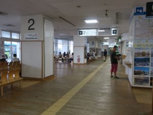 佐賀駅バスセンター 待合室 自動券売機と切符売り場、コンビニがあります