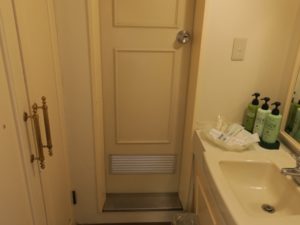 草津温泉 ホテルヴィレッジ タワー棟ツイン 洗面台 左がクローゼット、奥がバスルームです
