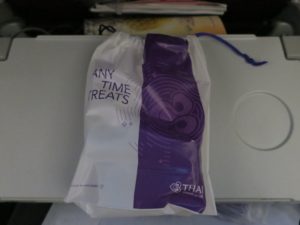 エコノミークラスのお食事 タイ国際航空 バンコク－成田 バンコク出発後に、こんな袋が配られました