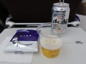 エコノミークラスのお食事 タイ国際航空 成田－バンコク アサヒスーパードライとおつまみ