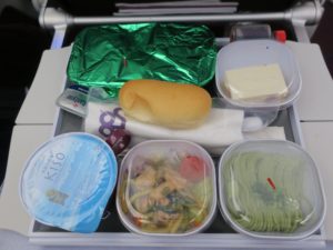 エコノミークラスのお食事 タイ国際航空 成田－バンコク 茶そばとサラダ、パン、デザートが付きます
