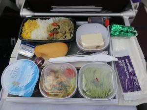 エコノミークラスのお食事 タイ国際航空 成田－バンコク チキンとビーフから、ビーフを選びました