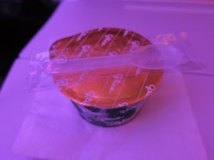 エコノミークラスのお食事 タイ国際航空 成田－バンコク バンコク到着前にアイスクリームが出ました