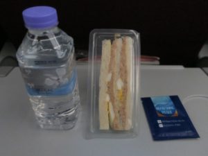 エコノミークラスのお食事 タイ国際航空 バンコク－成田 袋の中身は夜食で、サンドイッチとミネラルウォーターでした