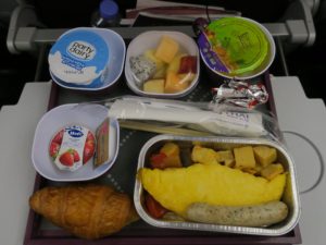 エコノミークラスのお食事 タイ国際航空 バンコク－成田 メインディッシュはオムレツでした ソーセージがついてました