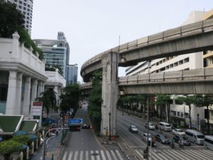 バンコク Siam駅付近 BTSの高架線が走ります