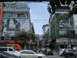 バンコク Pantip付近 道路を挟んで反対側は、突然庶民的な街並みになります