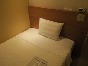 アートホテル新潟駅前 シングルルーム ベッド セミダブルサイズのベッドです