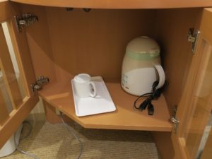 アートホテル新潟駅前 シングルルーム デスク下 マグカップと電気ポットがあります