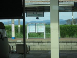 特急いなほの車窓 羽越本線 余目駅 映画「おくりびと」のロケ地で陸羽西線はお乗り換えです