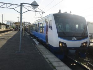 JR奥羽本線 HB-E300系 リゾートしらかみ 前面 川部駅にて