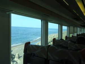 リゾートしらかみからの車窓 深浦－千畳敷 進行方向左側が、一面の日本海です