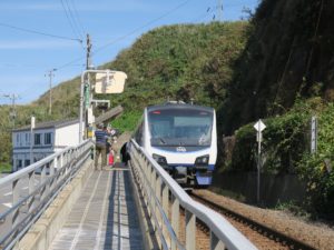 JR五能線 千畳敷駅 ホーム 千畳敷見学のため列車がしばらく停車します
