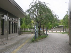 青森県弘前市 弘前駅から弘前城への道 えきどてプロムナード 地下歩道を上がったところ