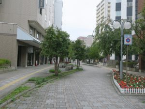 青森県弘前市 弘前駅から弘前城への道 ちかどてプロムナードという遊歩道になっています