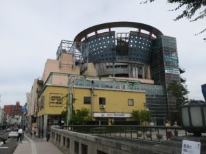 青森県弘前市 弘前駅から弘前城への道 下土手町商店街 中心に中三デパートがあります