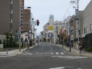 青森県弘前市 弘前駅から弘前城への道 下土手町商店街を抜けると緩やかな上り坂になっています