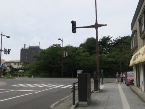 青森県弘前市 弘前駅から弘前城への道 追手門通り この交差点を左に曲がります