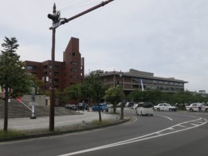 青森県弘前市 弘前駅から弘前城への道 弘前市役所 道路を挟んで反対側が追手門