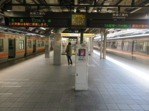 JR東海道線 名古屋駅 3番線・4番線 3番線は主に豊橋・浜松方面に行く列車が発着します 4番線は主に名古屋駅に到着する特急列車が使用します