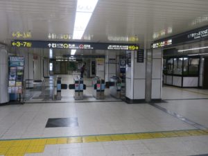 名古屋地下鉄桜通線 名古屋駅 中改札口 manacaなどのICカード対応の自動改札機が並びます