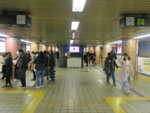 名古屋地下鉄東山線 栄駅 1番線・2番線 1番線は主に東山公園・藤が丘方面に行く列車が発着します 2番線は主に名古屋・高畑方面に行く列車が発着します