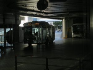 名古屋 栄バスターミナル ターミナル内を走る路線バス