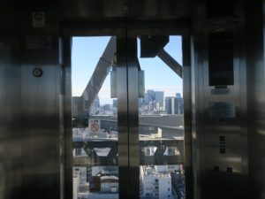 名古屋テレビ塔 展望台へのエレベーターの中