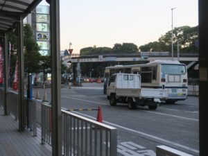 名鉄名古屋本線 神宮前駅 駅前広場 熱田神宮へは歩道橋か、その下の横断歩道を渡ります