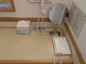 東横イン 名古屋駅桜通口新館 シングルルーム デスク回り ACコンセントとインターネット接続用の有線LANケーブルがあります